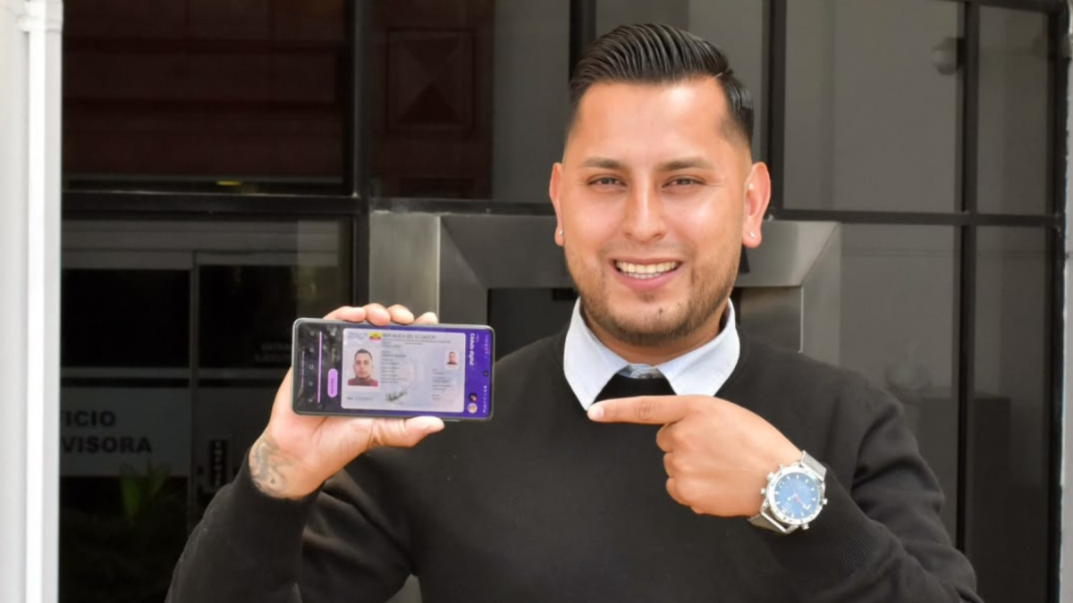 Usuario muestra en su celular la cédula digital, parte de los casi 3 millones de registros en Ecuador