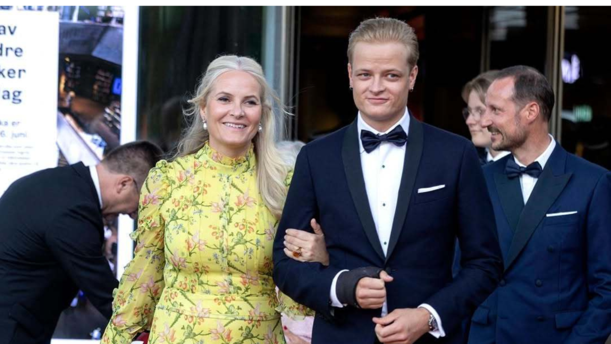 Marius Borg Høiby fue condenado en primera instancia a cuatro años de prisión por dos violaciones, maltrato y otros delitos. En la foto de archivo, junto a su madre, la ahora reina Mette-Marit.