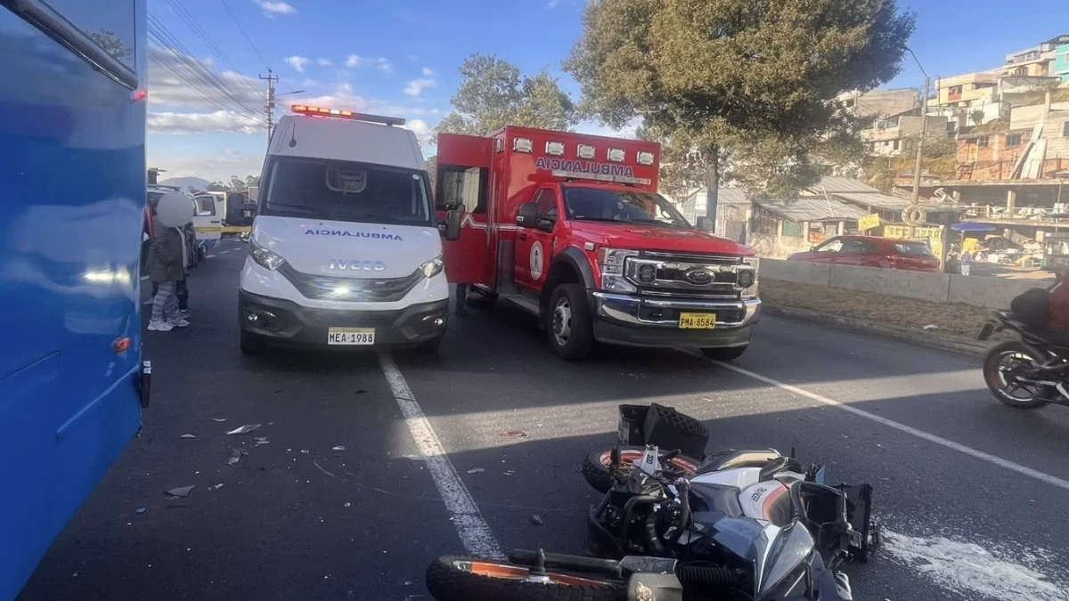 En un siniestro en la av. Simón Bolívar, en la Loma de Puengasí, un motociclista falleció. Un bus estuvo involucrado.