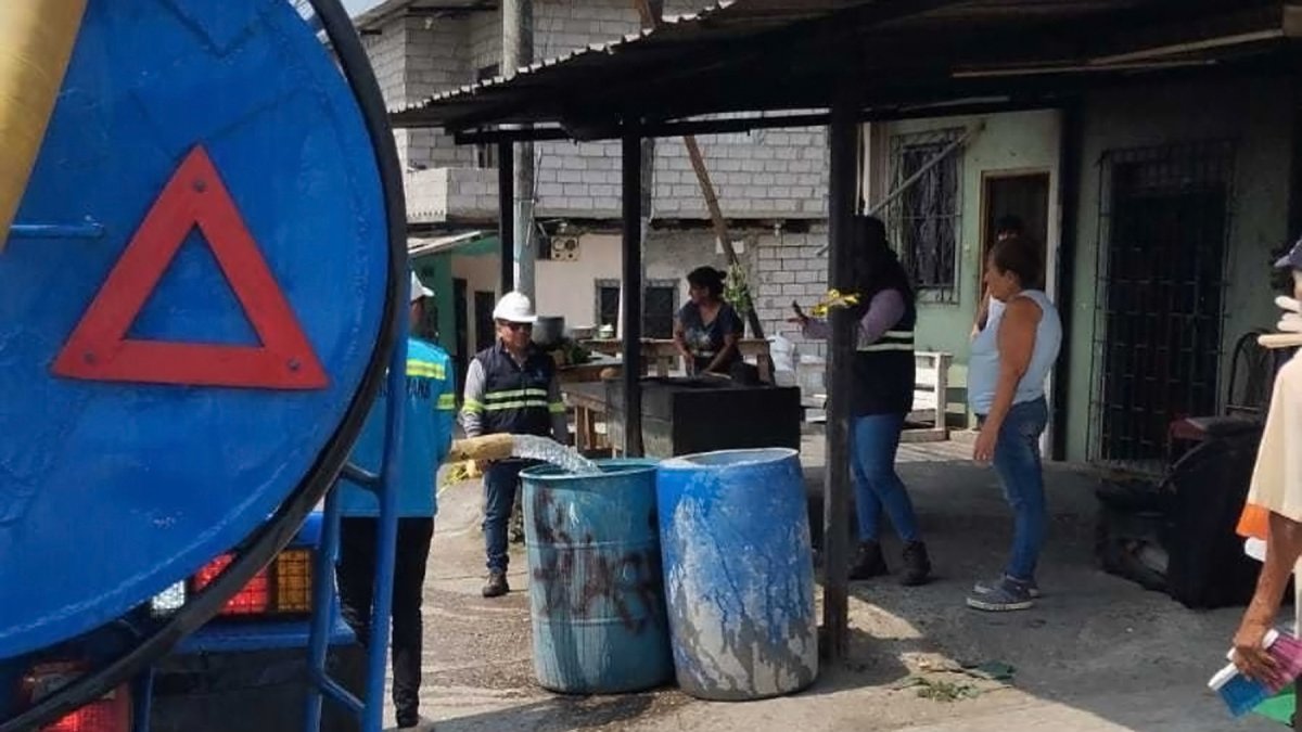 Habitantes de un barrio de Guayaquil se abastecen de agua a través de un tanquero.