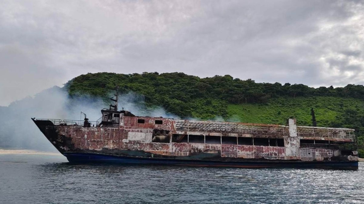 Los restos del barco de pasajeros incendiado en Filipinas.