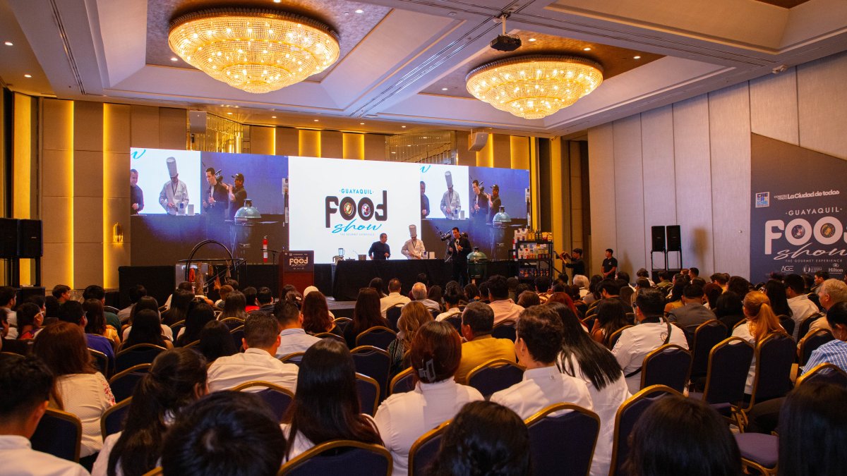 Delegaciones de profesionales de la cocina desarrollan agendas comerciales y competencias durante la apertura de la convención en el puerto principal.