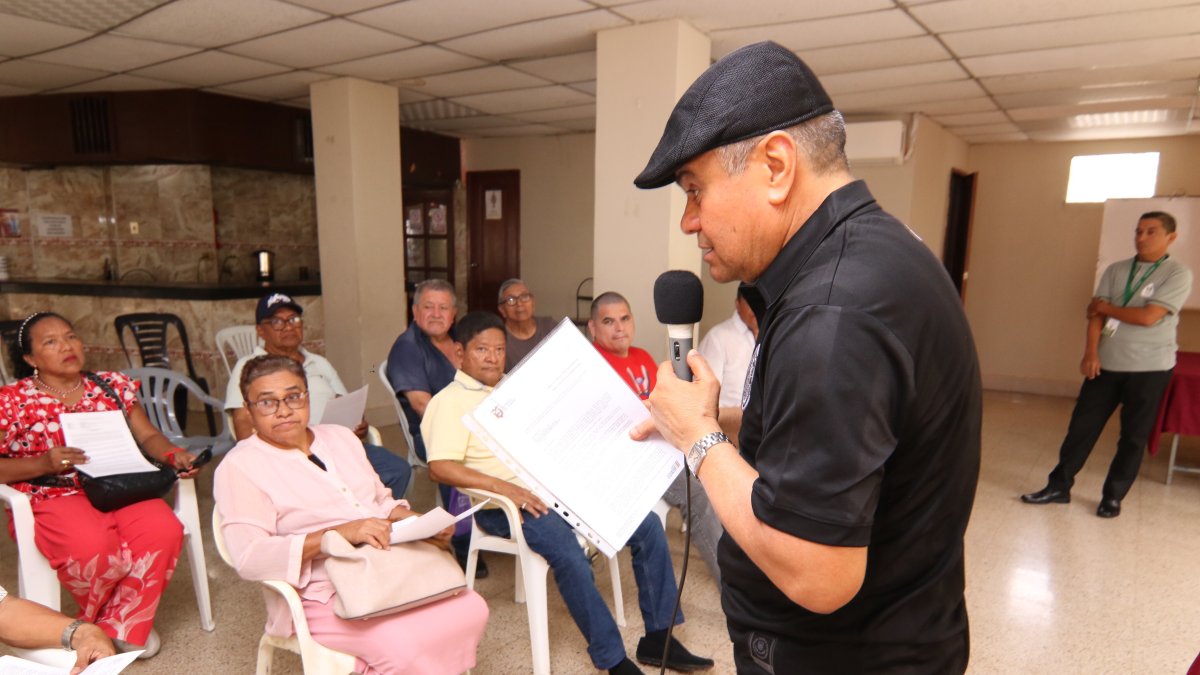 Harry Valarezo, dirigente de adultos mayores, explica la imporancia de tener la resolución aprobada por el SRI para recibir la devolución del IVA.