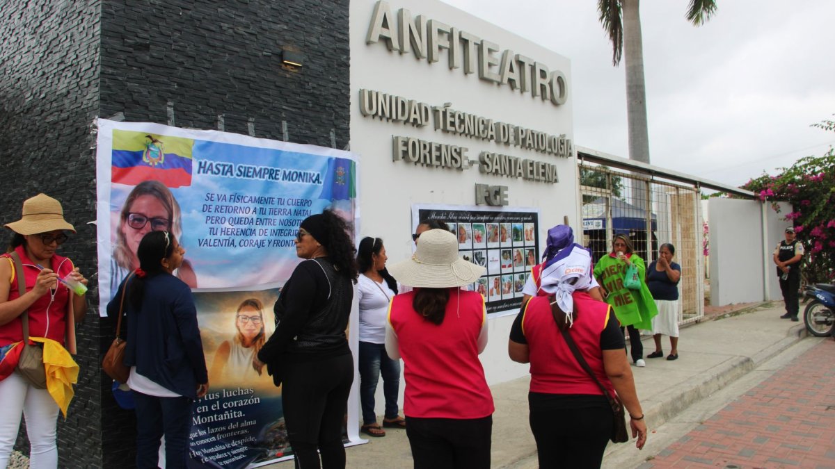 Amigos de Monika Silva se concentraron en los exteriores del Anfiteatro de Santa Elana.