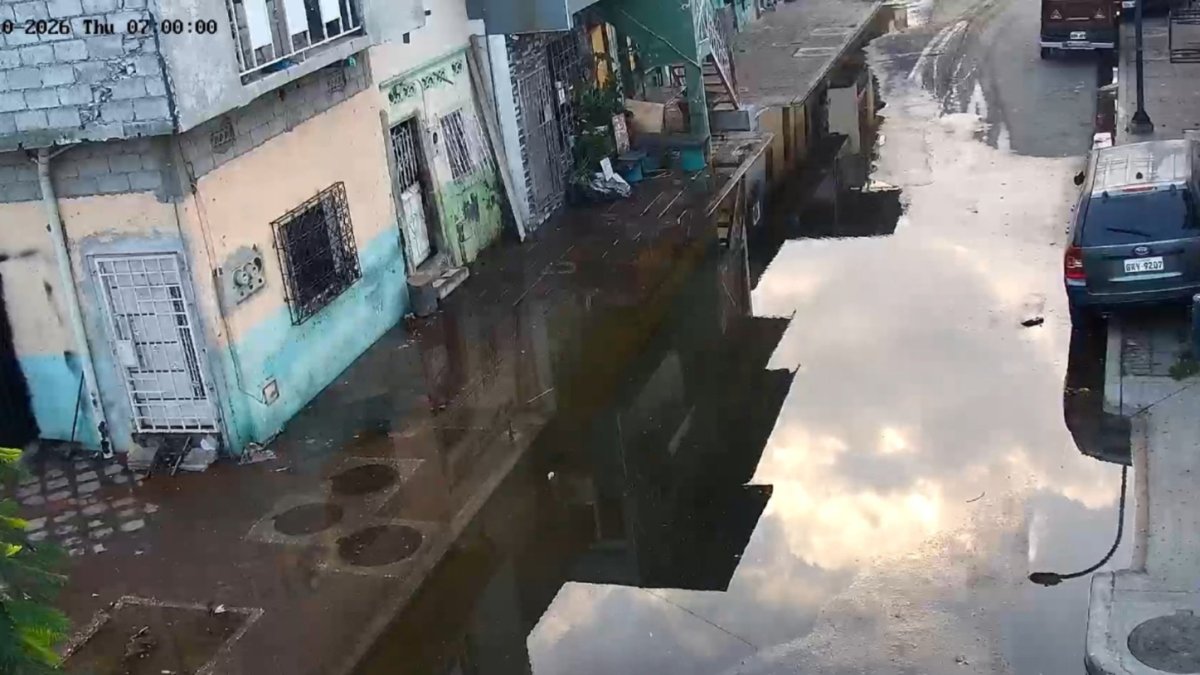 La marea alta provocó acumulación de agua en calles de Guayaquil durante las primeras horas del 10 de septiembre.
