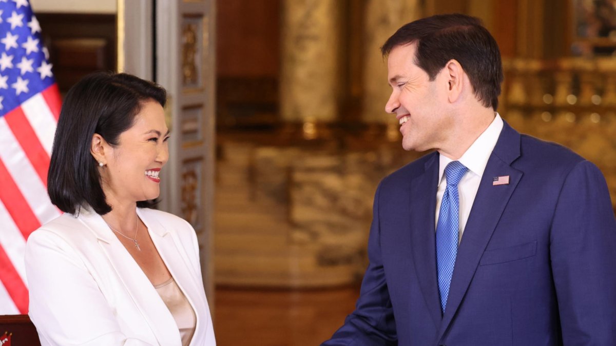 La presidenta de Perú, Keiko Fujimori (i), saluda al secretario de Estado de Estados Unidos, Marco Rubio, este jueves, en Lima (Perú)