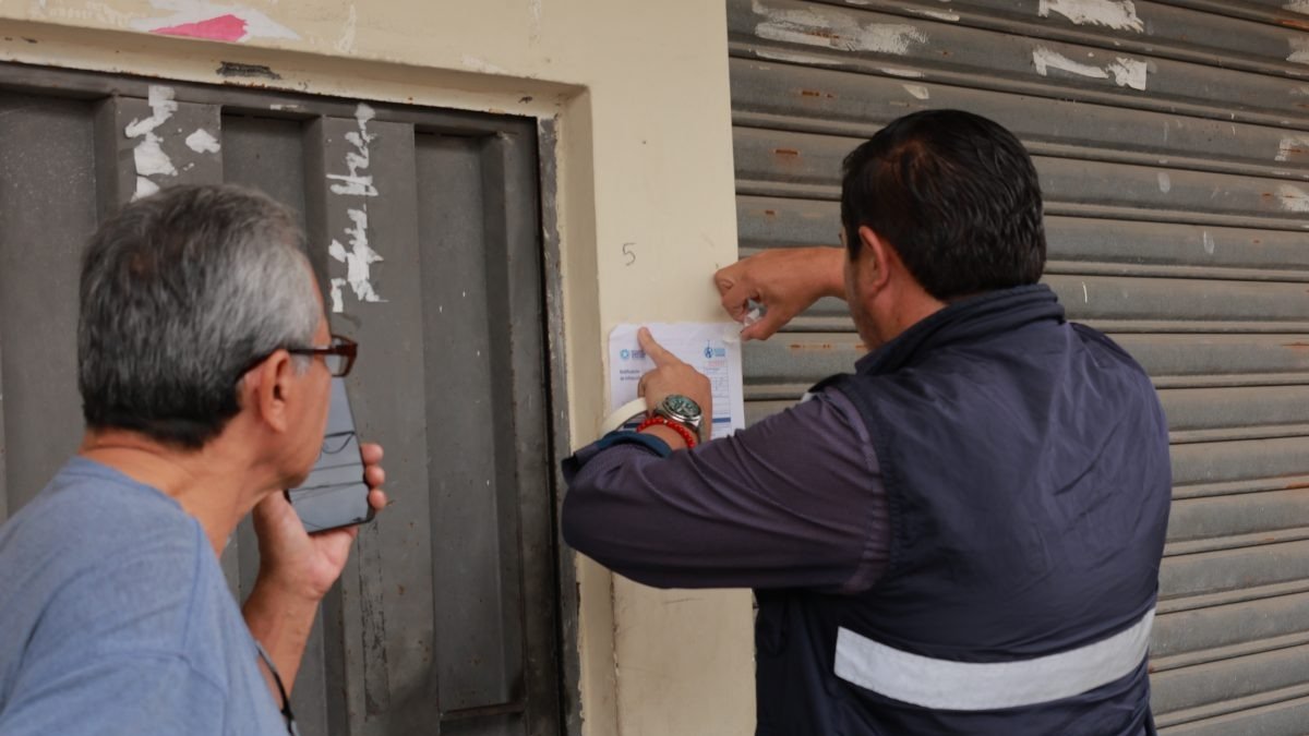 Las cámaras de videovigilancia permitieron identificar a un vehículo que arrojaba escombros en la vía Perimetral, en Guayaquil.