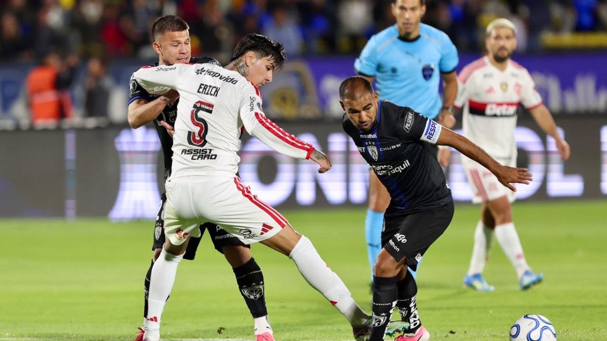 Junior Sornoza no encontró espacios ante Flamengo.