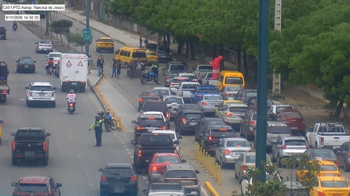 Agentes de tránsito cerraron un carril de la vía tras el accidente.