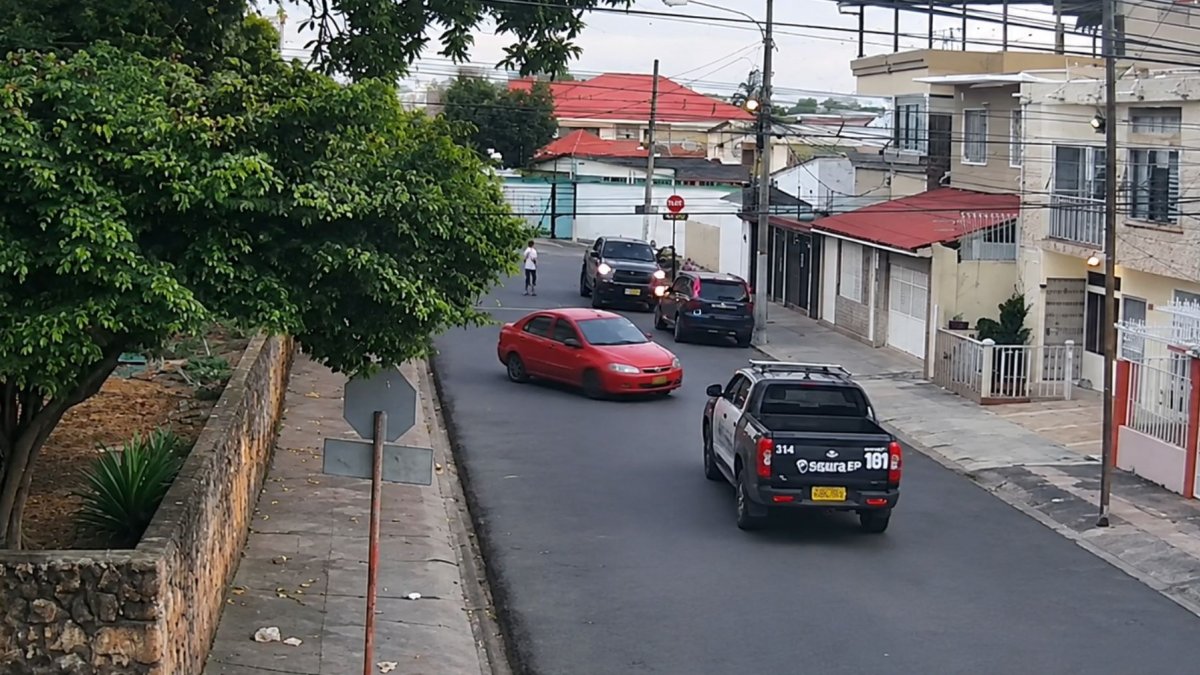 El vehículo Aveo rojo fue interceptado inicialmente en Los Ceibos.