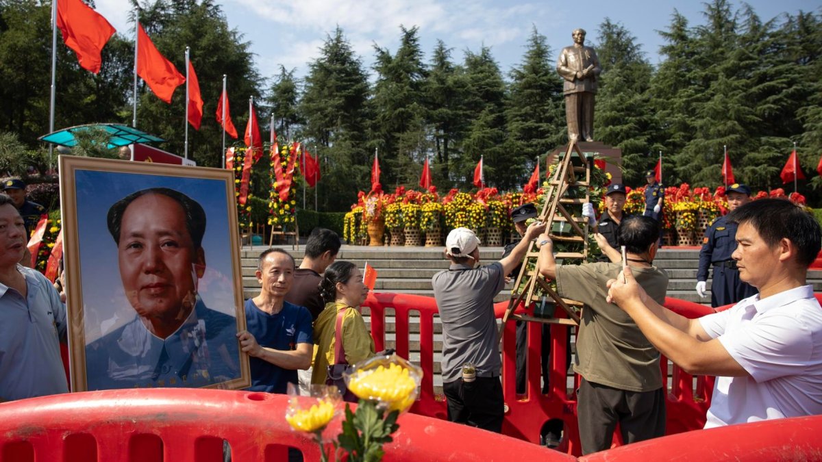 Personas atienden actos conmemorativos de los 50 años de la muerte de Mao Zedong en la provincia china de Hunan.