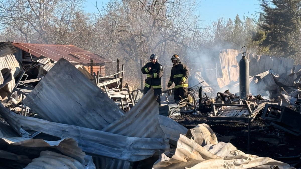 Bomberos analizan el sitio del incendio.