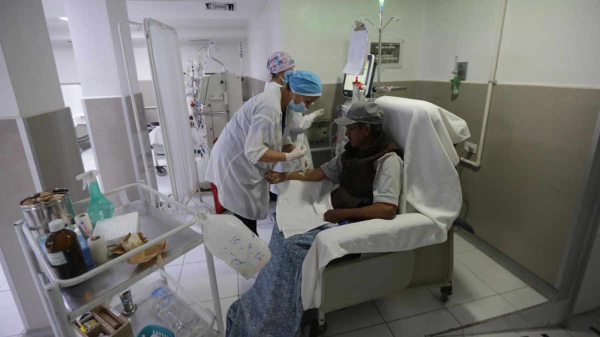 Segundo Quilumba, de 61 años, lleva tres años en diálisis. Se traslada desde Tumbaco al norte de Quito. “Nos amargan más la vida. Paguen al menos el 50 % de lo que deben”, pide.