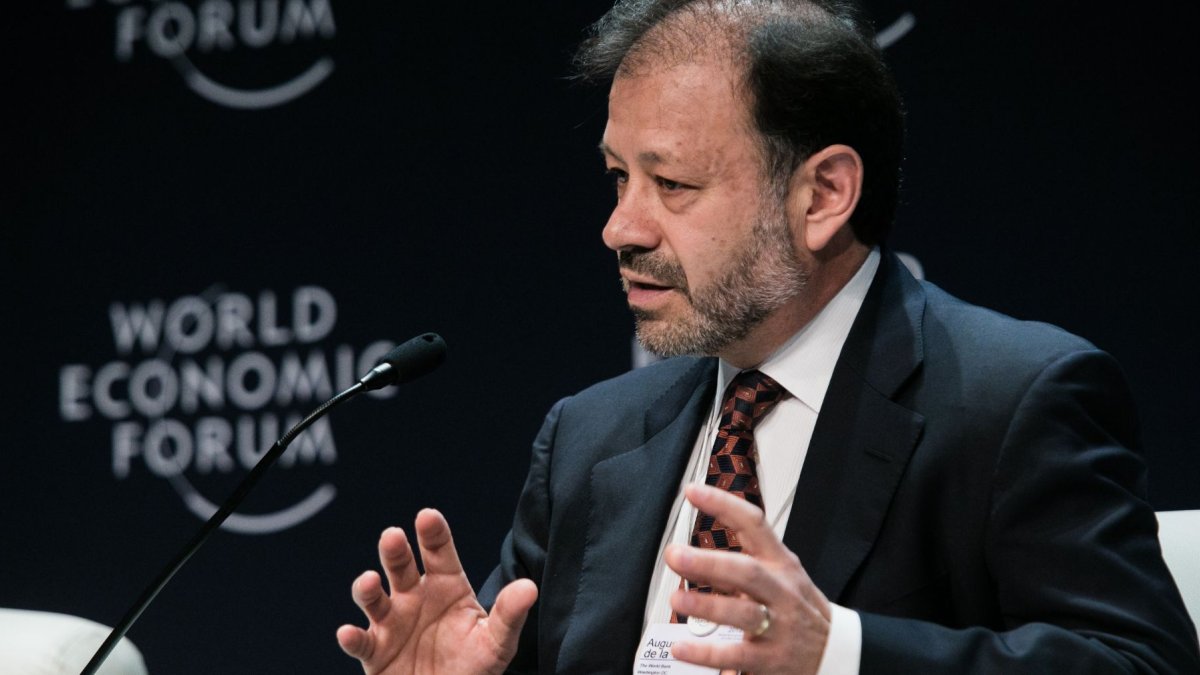 Economista y catedrático universitario. Lideró la comisión para la reforma del sistema de pensiones del IESS.