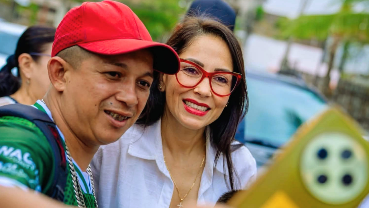 Luisa González (d.) se toma la foto con un simpatizante.