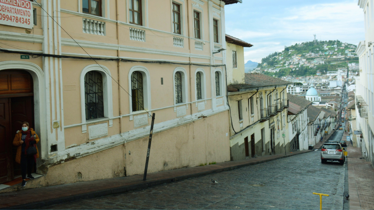 El desplazamiento de colegios y clubes hacia Puembo y Pifo refleja la expansión de Quito hacia los valles y el cambio en los patrones de residencia.