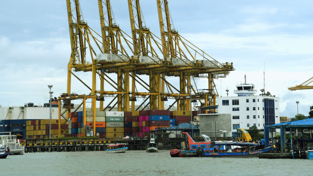 Las exportaciones ecuatorianas alcanzaron un récord en 2026, impulsadas principalmente por petróleo, minería y camarón.
