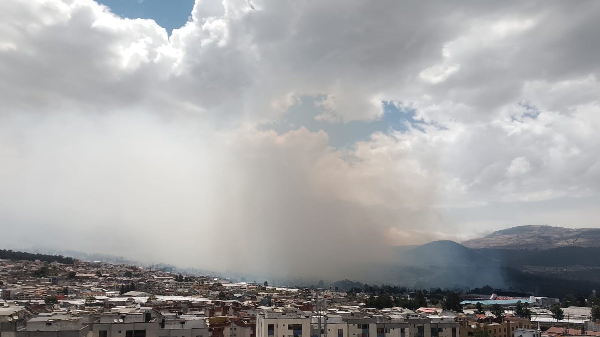 Una gran columna de humo del incendio forestal en Catzuquí de Moncayo fue visible desde diferentes sectores del norte de Quito este domingo.
