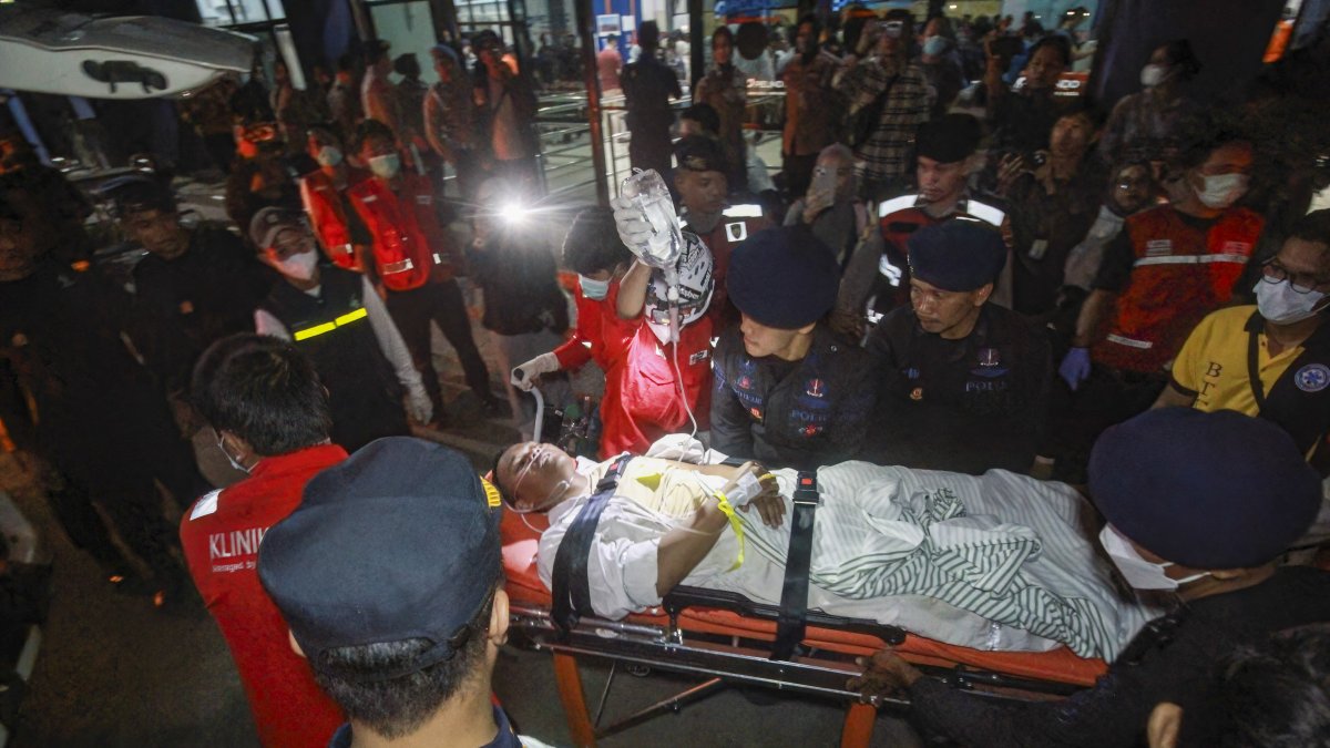 Equipos de emergencia socorren a las víctimas de la embarcación accidentada.