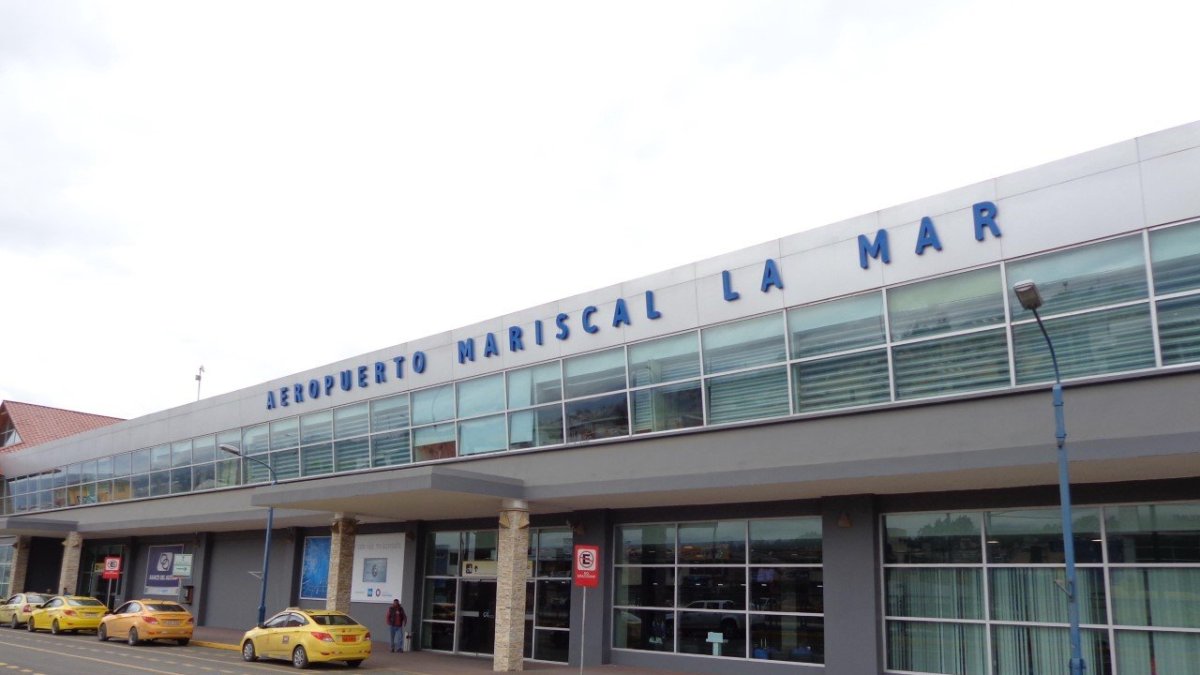 Aeropuerto Mariscal La Mar de Cuenca fue donde se registró la emergencia dentro de una aeronave antes de su salida hacia Guayaquil.