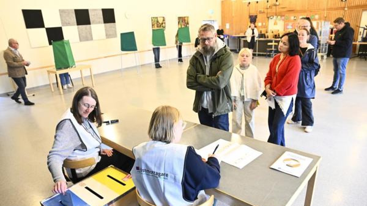 Ciudadanos emiten su voto en las elecciones generales de Suecia en un colegio electoral en una escuela de Enkoping, Suecia.