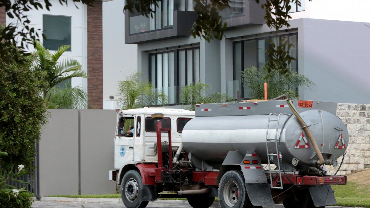 Ante el deficiente servicio de anastecimiento de agua, residentes de zonas exclusivas de Samborondón contratan tanqueros.