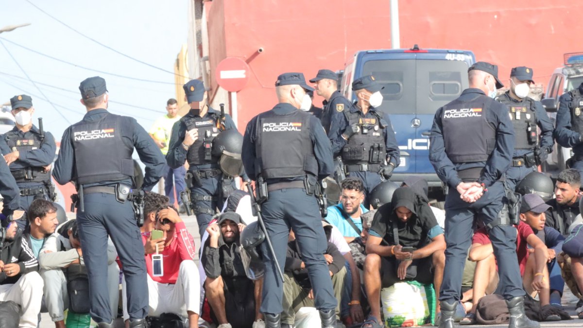 La Policía Nacional está procediendo al traslado de cientos de migrantes que permanecían durmiendo en la calle a una nueva ubicación formada por varias carpas.