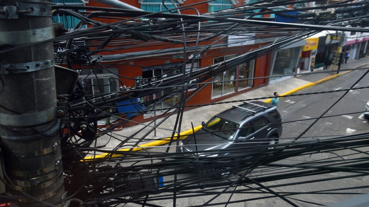 Situación. El centro de Cumbayá evidencia un creciente desorden en las instalaciones aéreas, con tendidos que cruzan calles y afectan el paisaje.