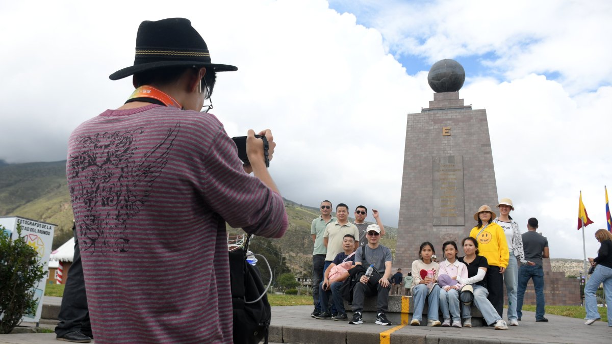 Turistas en la mitad del mundo.