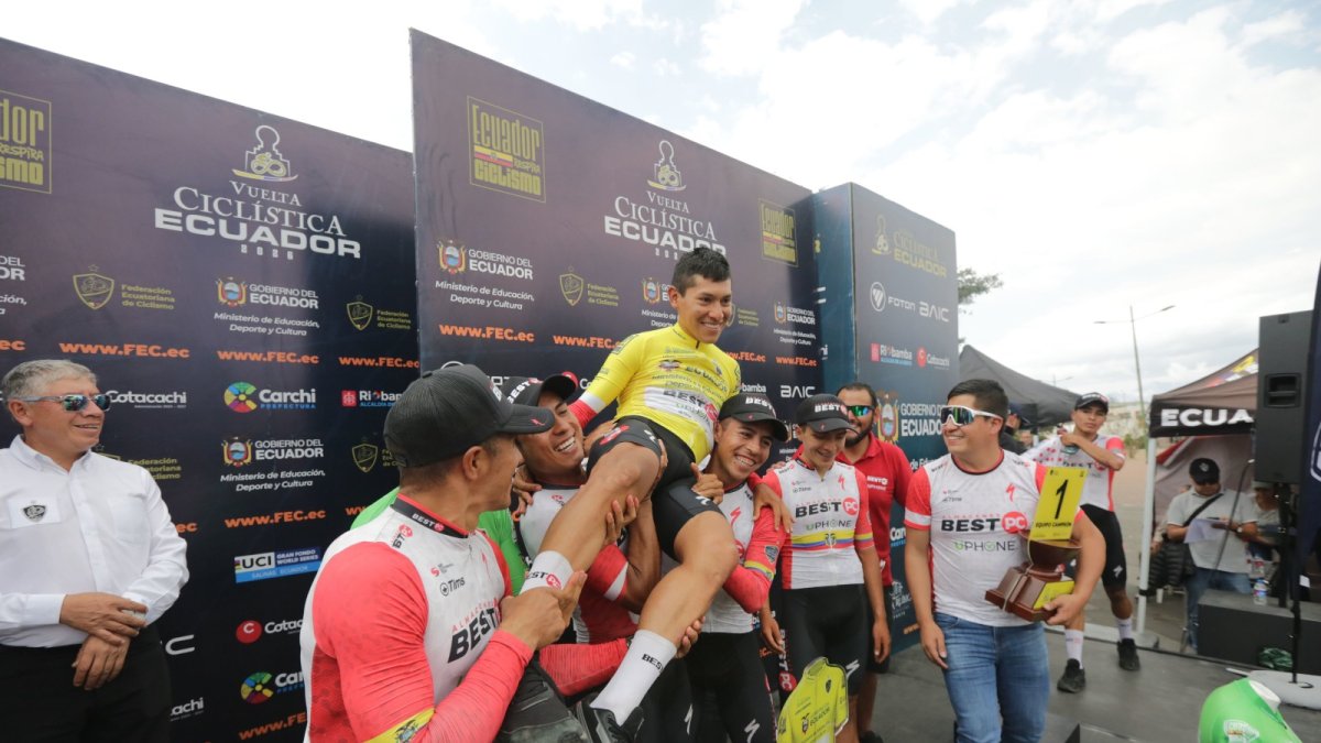 El joven ciclista Héctor Álvarez (c) fue el ganador de la Vuelta al Ecuador y fue felicitado por sus compañeros del Best PC Ecuador en el podio en la Mitad del Mundo.