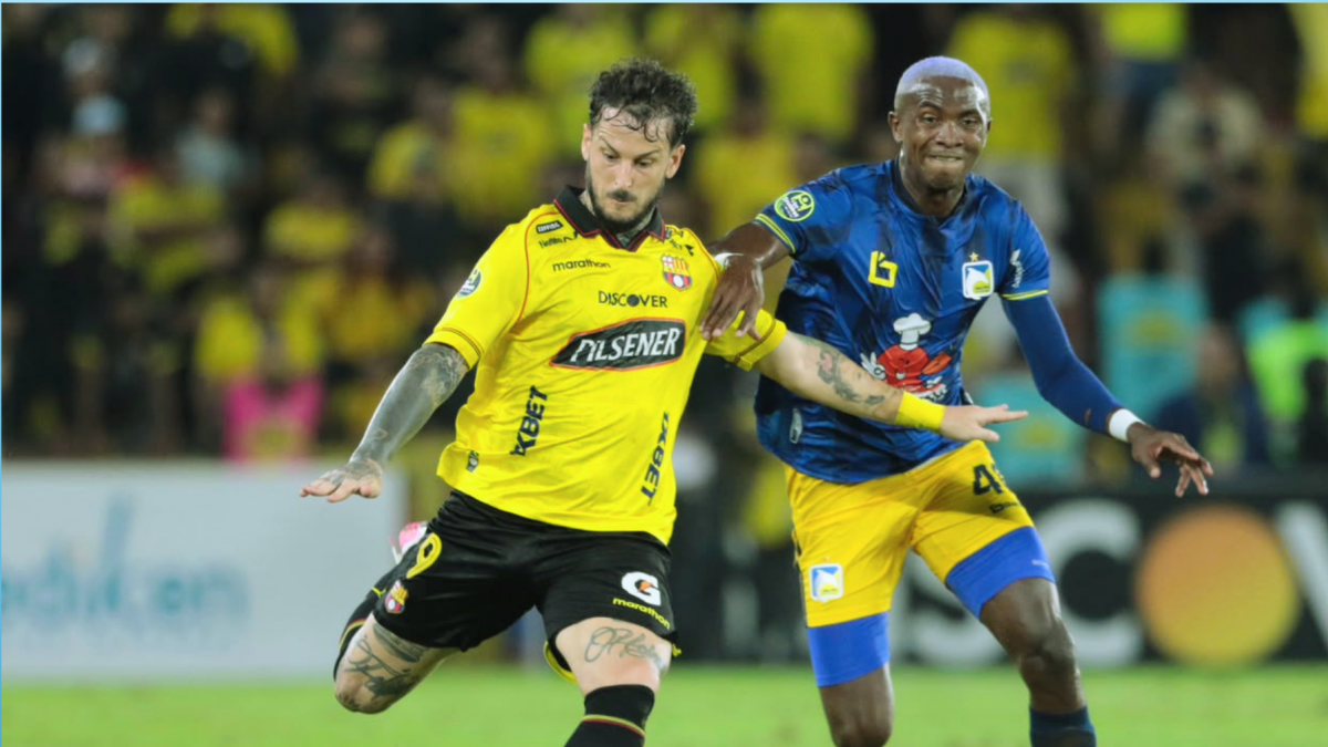 Darío Benedetto (i.) es marcado por un rival de Delfín.