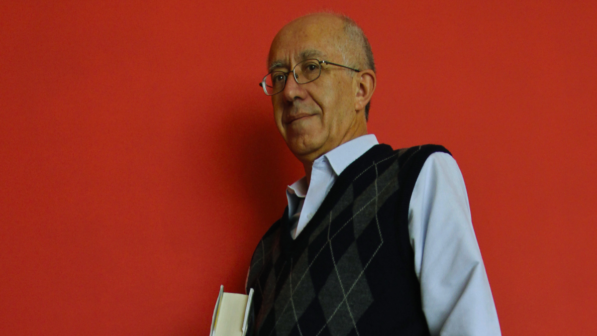 Iván Carvajal, poeta y pensador ecuatoriano, dejó una obra que lo sitúa entre las voces fundamentales de la poesía nacional.