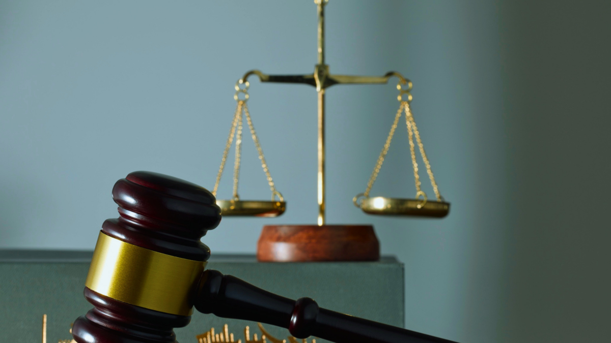La decisión del Consejo de la Judicatura de eliminar la unidad especializada contra la corrupción y el crimen organizado genera debate sobre el futuro de la justicia en Ecuador.