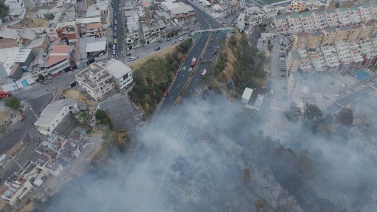 Siete barrios de La Vicentina resultaron afectados por el humo del incendio que mantiene parcialmente cerrada la avenida Velasco Ibarra.