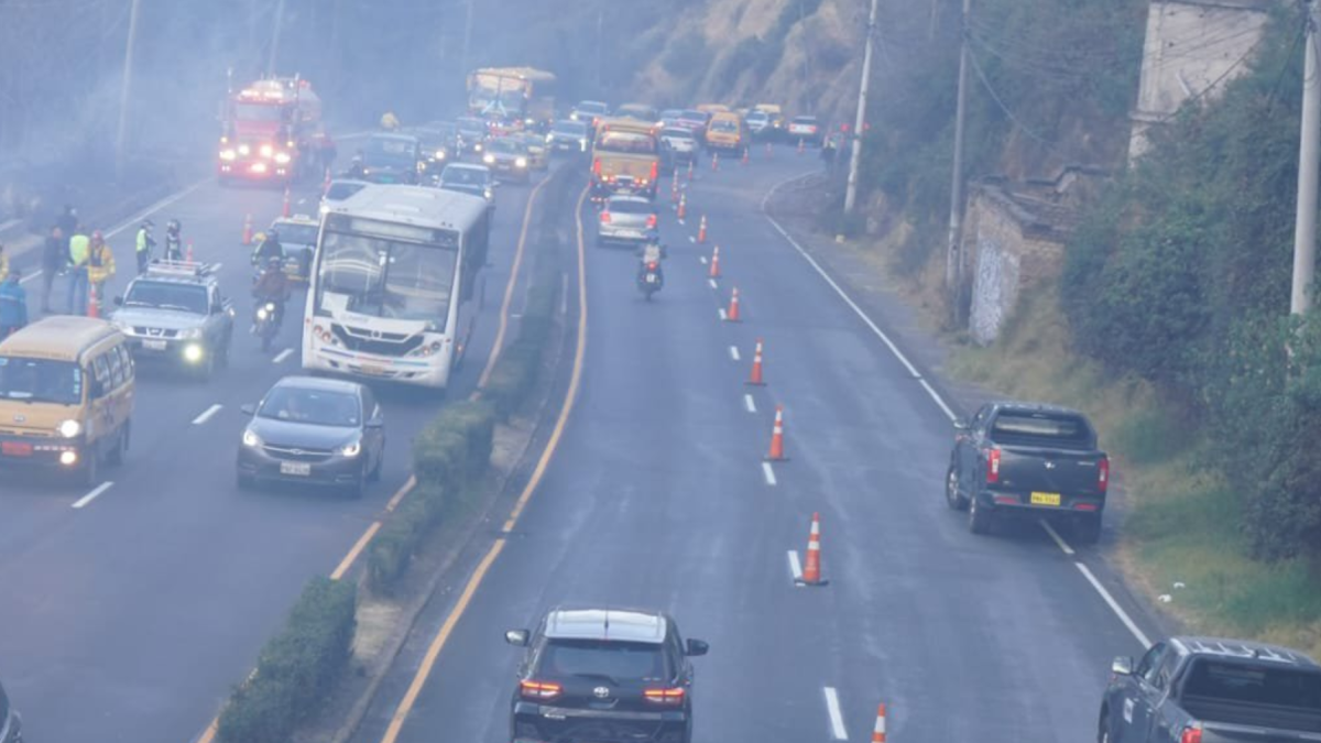 Agentes gestionan el tránsito en la Velasco Ibarra durante el cierre parcial