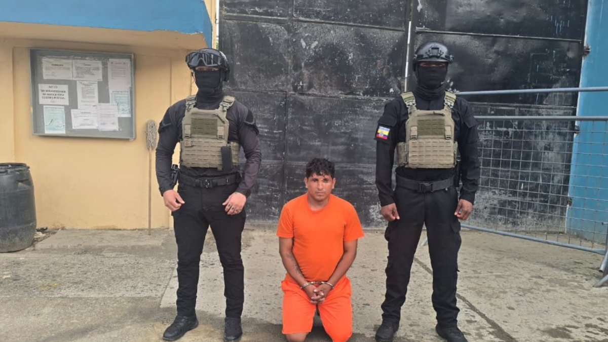 El detenido fue escoltado por agentes antes de su traslado a la cárcel de Esmeraldas.