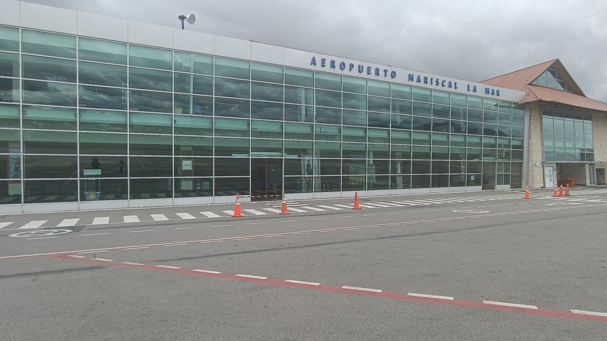 Una mujer de la tercera edad falleció en uno de los vuelos que despegaría del aeropuerto Mariscal La Mar, en Cuenca.
