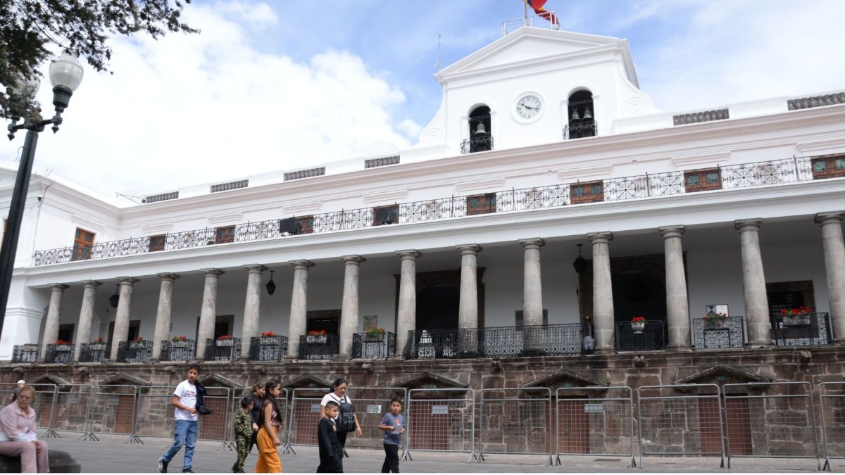 En 2026, Noboa fusionó ministerios; varios funcionarios salieron por la reestructuración estatal.