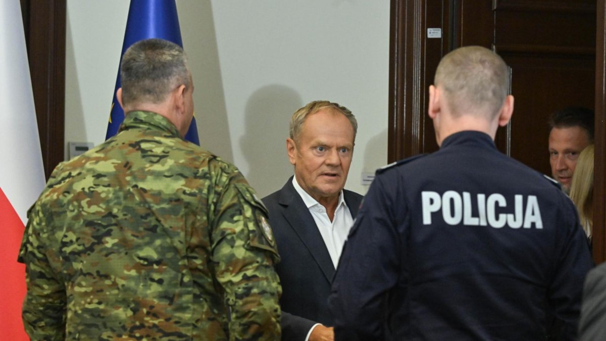 El primer ministro polaco, Donald Tusk (centro), asiste a una sesión informativa especial en el Centro de Seguridad Gubernamental (RCB) en Varsovia, Polonia, el 13 de septiembre de 2026.