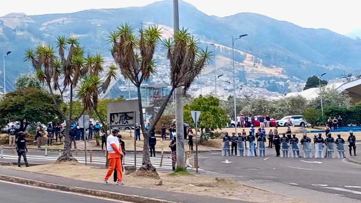 Cristian V. participó en la reconstrucción del caso Lizeth Bunshi en Cumandá, bajo custodia policial y con equipos especializados durante la diligencia.
