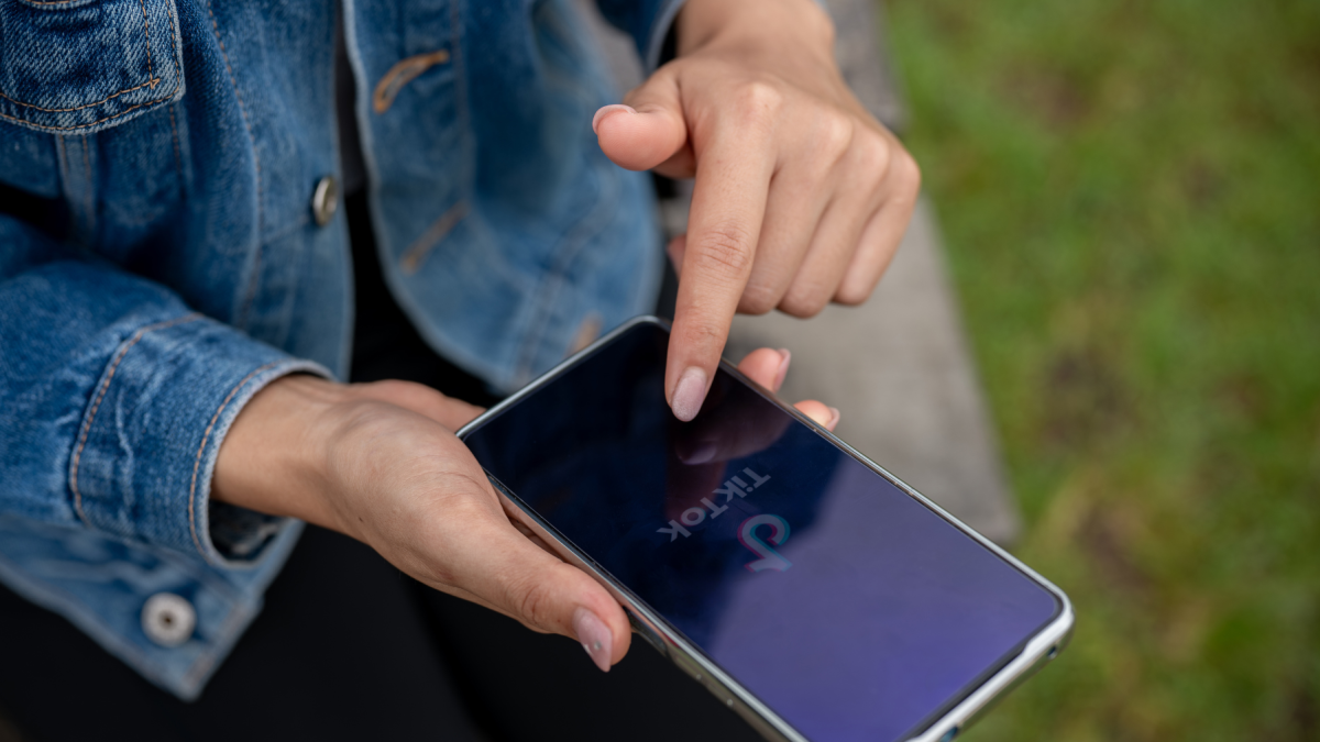 La tendencia ‘pheromone maxxing’ gana espacio en TikTok pese a las críticas.