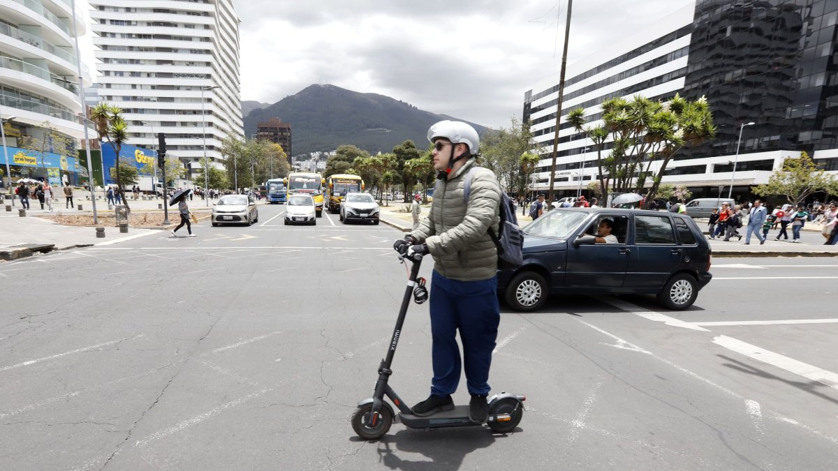 La regulación de scooters y motos eléctricas en Quito contempla sanciones y controles para mejorar la seguridad vial de peatones y conductores.
