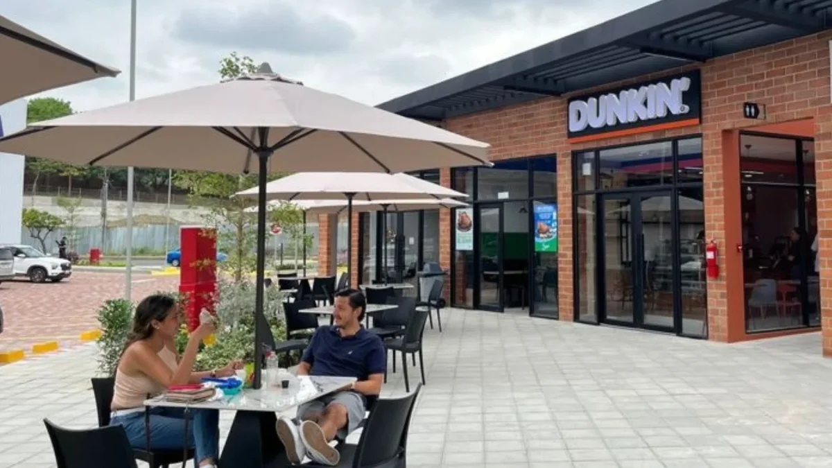 Uno de los locales de Dunkin Donuts, cadena americana.