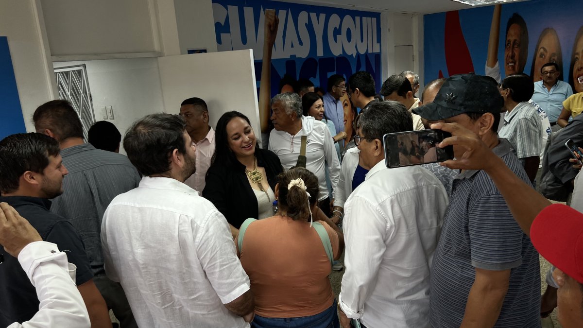 Gabriela Rivadeneira, presidenta de Revolución Ciudadana, junto a militantes del movimiento durante una jornada política.