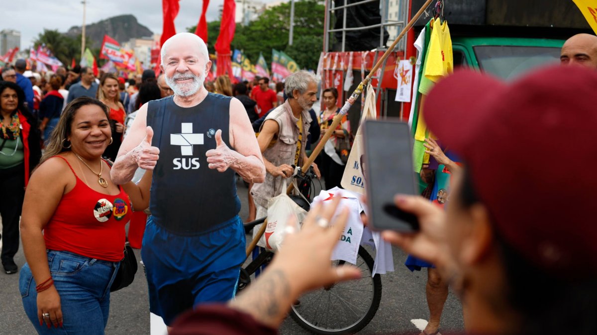 Una seguidora del presidente de Brasil, Luiz Inácio Lula da Silva, se toma una foto junto a la imagen del mandatario en Río de Janeiro (Brasil).