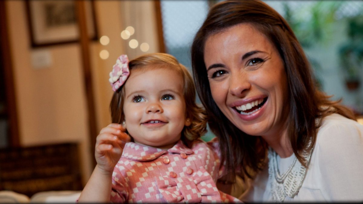 Majo Gimeno descubrió a un pequeño solo en un hospital de Valencia, España. El hecho la impulsó a fundar ‘Mamás en Acción’. Aquí posa junto a su hija