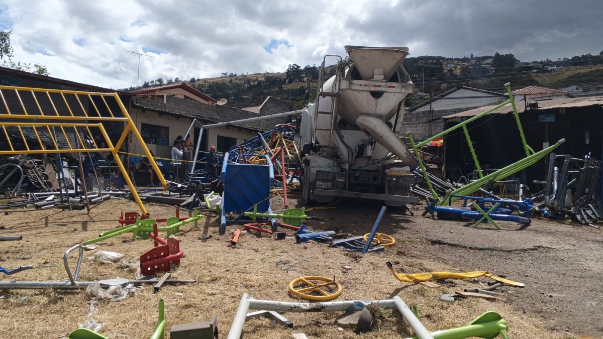 Equipos de emergencia y Medicina Legal acudieron al sector de Puente 4 tras el accidente registrado durante la tarde.