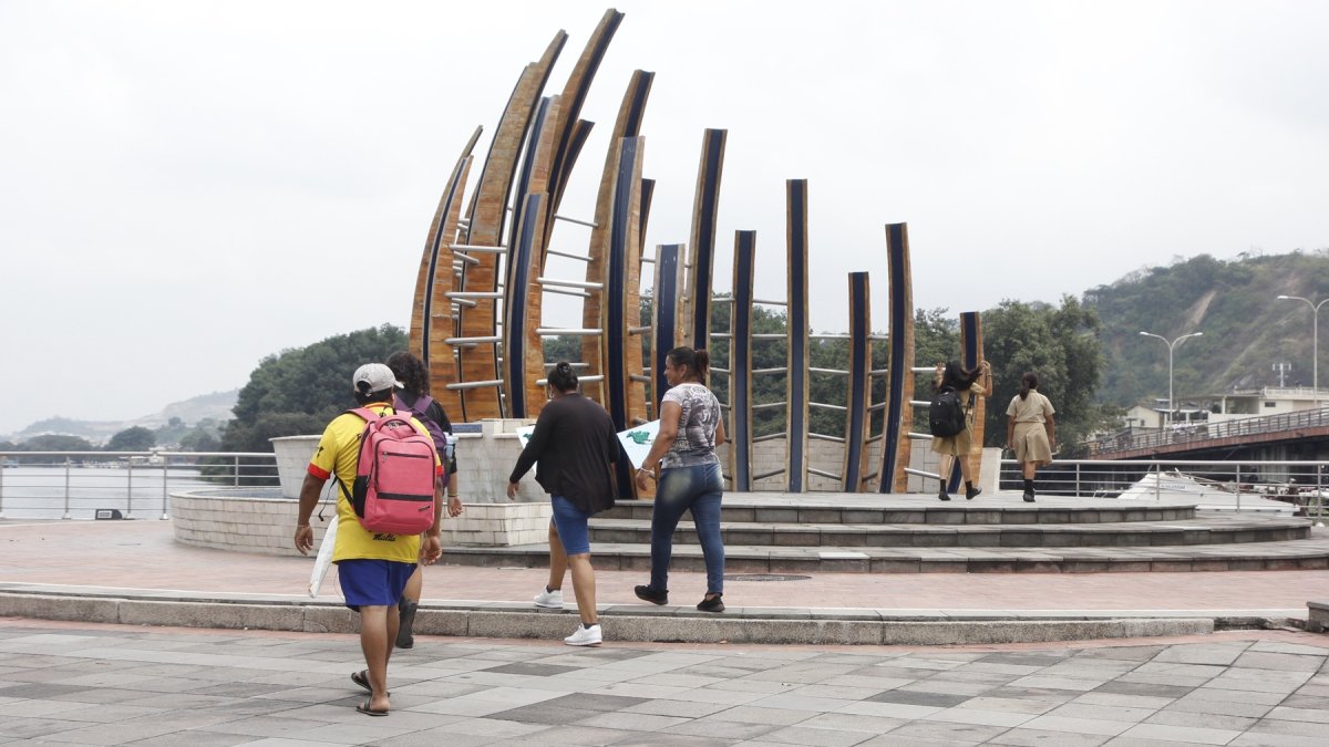 La Plaza de la Música está ubicada al descender el puente El Velero, junto al estero Salado, en el oeste de Guayaquil.