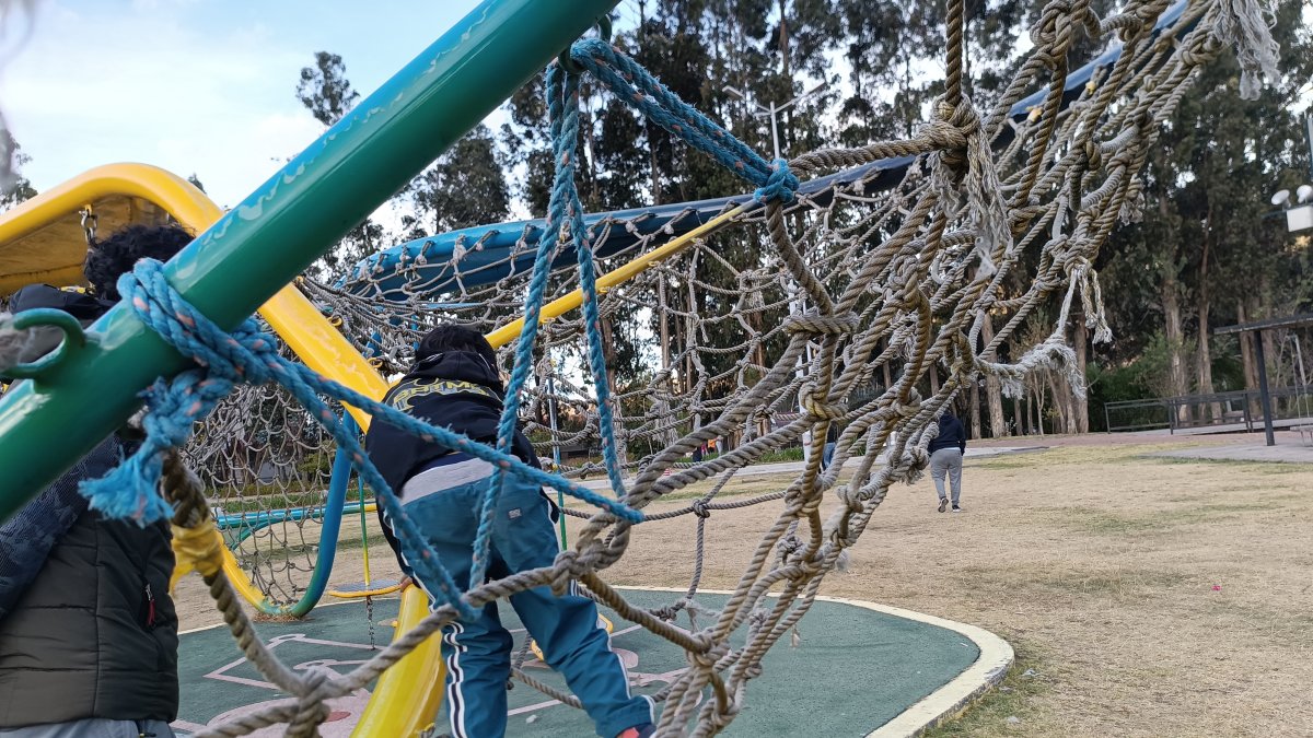 Los juegos del parque de Los Eucaliptos están en avanzado estado de deterioro con cuerdas rotas y hierros oxidados.