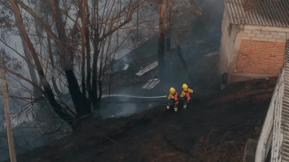 El fuego se habría iniciado alrededor de las 15:00 y se extendió con gran intensidad.